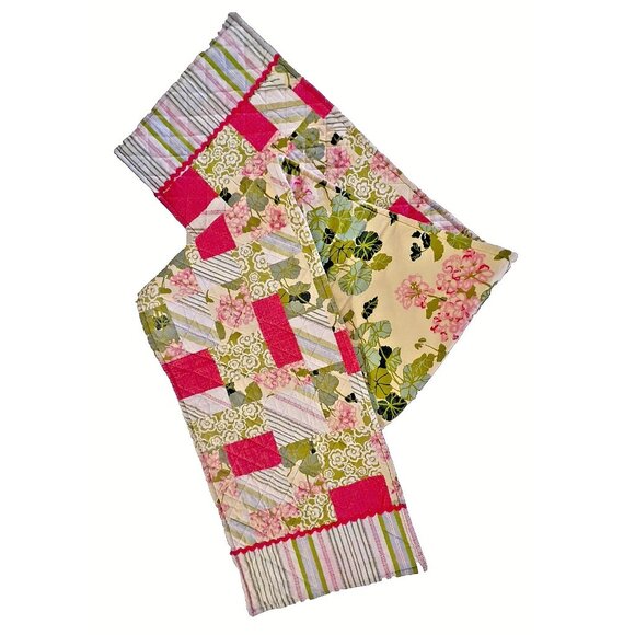 Vintage COUNTRY LIVING Quilted Table Runner 100% Cotton Pink Green Geraniums - Picture 1 of 10